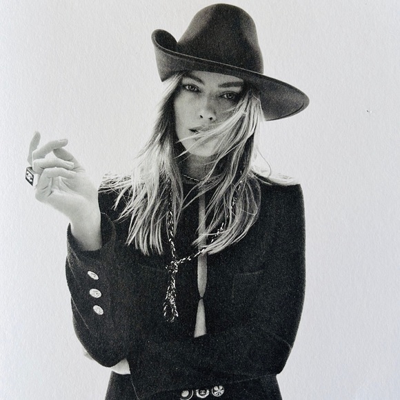 CHANEL 2022-2023 Book - Picture 4 of 12